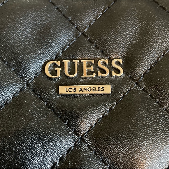 Cute Guess over the shoulder handbag - Picture 3 of 8